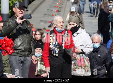 Am 9. Mai 2021 tragen Menschen Blumen zum Denkmal des ewigen Ruhms auf dem Grab des unbekannten Soldaten, während der Feier des Sieges inmitten des Covid-19-Coronavirus-Ausbruchs in Kiew, Ukraine. Die Ukrainer gedenken des 76.. Jahrestages des Sieges über Nazi-Deutschland im Zweiten Weltkrieg (Foto von STR/NurPhoto) Stockfoto