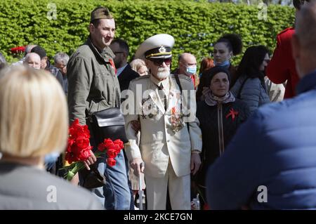 Am 9. Mai 2021 tragen Menschen Blumen zum Denkmal des ewigen Ruhms auf dem Grab des unbekannten Soldaten, während der Feier des Sieges inmitten des Covid-19-Coronavirus-Ausbruchs in Kiew, Ukraine. Die Ukrainer gedenken des 76.. Jahrestages des Sieges über Nazi-Deutschland im Zweiten Weltkrieg (Foto von STR/NurPhoto) Stockfoto