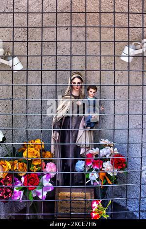 Kleiner Schrein mit einer Statue der Jungfrau Maria vor einer Kirche in Santiago, Chile. (Foto von Creative Touch Imaging Ltd./NurPhoto) Stockfoto