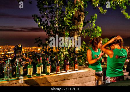 Die Barkeeper haben eine Bar mit Musik und Tanz eingerichtet, um eine exklusive Abendparty zu feiern, die am Fuße der 14m-hohen Statue der Virgen de la Inmaculada Concepcion (Jungfrau Maria) auf dem Cerro San Cristobal in Santiago, Chile, stattfindet. (Foto von Creative Touch Imaging Ltd./NurPhoto) Stockfoto