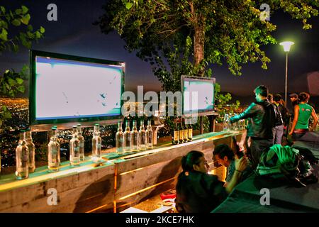 Die Barkeeper haben eine Bar mit Musik und Tanz eingerichtet, um eine exklusive Abendparty zu feiern, die am Fuße der 14m-hohen Statue der Virgen de la Inmaculada Concepcion (Jungfrau Maria) auf dem Cerro San Cristobal in Santiago, Chile, stattfindet. (Foto von Creative Touch Imaging Ltd./NurPhoto) Stockfoto