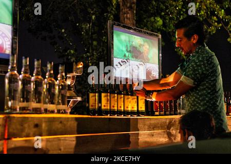 Die Barkeeper haben eine Bar mit Musik und Tanz eingerichtet, um eine exklusive Abendparty zu feiern, die am Fuße der 14m-hohen Statue der Virgen de la Inmaculada Concepcion (Jungfrau Maria) auf dem Cerro San Cristobal in Santiago, Chile, stattfindet. (Foto von Creative Touch Imaging Ltd./NurPhoto) Stockfoto