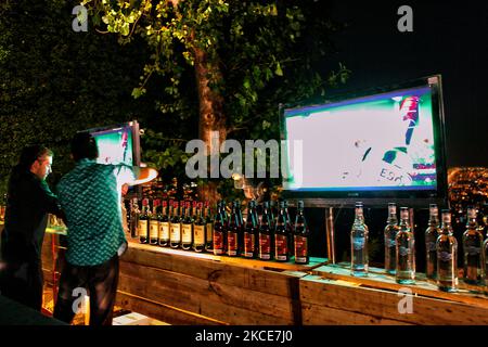 Die Barkeeper haben eine Bar mit Musik und Tanz eingerichtet, um eine exklusive Abendparty zu feiern, die am Fuße der 14m-hohen Statue der Virgen de la Inmaculada Concepcion (Jungfrau Maria) auf dem Cerro San Cristobal in Santiago, Chile, stattfindet. (Foto von Creative Touch Imaging Ltd./NurPhoto) Stockfoto