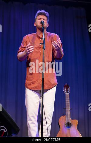 Der Sänger Jesus Rendon während seiner Aufführung am 9. Mai 2021 im Munoz Seca Theater in Madrid, Spanien. (Foto von Oscar Gonzalez/NurPhoto) Stockfoto