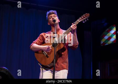 Der Sänger Jesus Rendon während seiner Aufführung am 9. Mai 2021 im Munoz Seca Theater in Madrid, Spanien. (Foto von Oscar Gonzalez/NurPhoto) Stockfoto