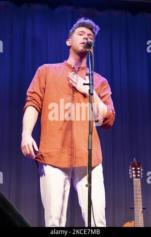 Der Sänger Jesus Rendon während seiner Aufführung am 9. Mai 2021 im Munoz Seca Theater in Madrid, Spanien. (Foto von Oscar Gonzalez/NurPhoto) Stockfoto