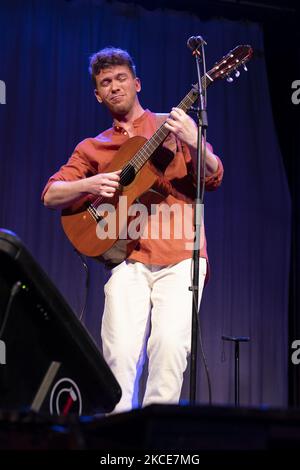 Der Sänger Jesus Rendon während seiner Aufführung am 9. Mai 2021 im Munoz Seca Theater in Madrid, Spanien. (Foto von Oscar Gonzalez/NurPhoto) Stockfoto