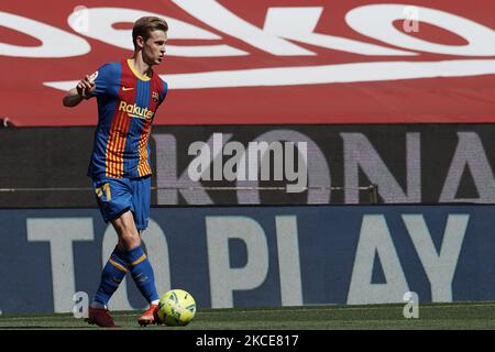 Frenkie de Jong aus Barcelona in Aktion während des La Liga Santander-Spiels zwischen dem FC Barcelona und Atletico de Madrid am 8. Mai 2021 im Camp Nou in Barcelona, Spanien. Sportstadien in ganz Spanien unterliegen aufgrund der Coronavirus-Pandemie weiterhin strengen Beschränkungen, da staatliche Gesetze zur sozialen Distanzierung Fans innerhalb von Veranstaltungsorten verbieten, was dazu führt, dass Spiele hinter verschlossenen Türen gespielt werden. (Foto von Jose Breton/Pics Action/NurPhoto) Stockfoto