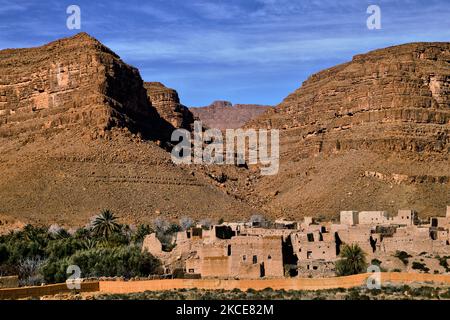 Alte Kasbah entlang der Ziz-Schlucht im Ziz-Tal des Hohen Atlas in Marokko, Afrika. Die Ziz Gorges sind eine Reihe von Schluchten in Marokko am oberen Lauf des Ziz Flusses. Seit Jahrhunderten sind die Schluchten Teil einer traditionellen Karawanenhandelsroute zwischen den Siedlungen der nördlichen Sahara. Im 1.. Jahrhundert durchkreuzte der römische General Gaius Suetonius Paulinus sie, während er Truppen über das Atlasgebirge führte. (Foto von Creative Touch Imaging Ltd./NurPhoto) Stockfoto