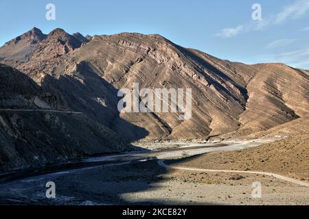 Landschaft rund um die Ziz-Schluchten im Ziz-Tal des Hohen Atlas in Marokko, Afrika. Die Ziz Gorges sind eine Reihe von Schluchten in Marokko am oberen Lauf des Ziz Flusses. Seit Jahrhunderten sind die Schluchten Teil einer traditionellen Karawanenhandelsroute zwischen den Siedlungen der nördlichen Sahara. Im 1.. Jahrhundert durchkreuzte der römische General Gaius Suetonius Paulinus sie, während er Truppen über das Atlasgebirge führte. (Foto von Creative Touch Imaging Ltd./NurPhoto) Stockfoto