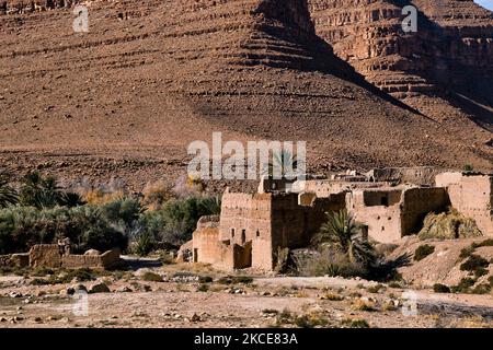 Alte Kasbah entlang der Ziz-Schlucht im Ziz-Tal des Hohen Atlas in Marokko, Afrika. Die Ziz Gorges sind eine Reihe von Schluchten in Marokko am oberen Lauf des Ziz Flusses. Seit Jahrhunderten sind die Schluchten Teil einer traditionellen Karawanenhandelsroute zwischen den Siedlungen der nördlichen Sahara. Im 1.. Jahrhundert durchkreuzte der römische General Gaius Suetonius Paulinus sie, während er Truppen über das Atlasgebirge führte. (Foto von Creative Touch Imaging Ltd./NurPhoto) Stockfoto