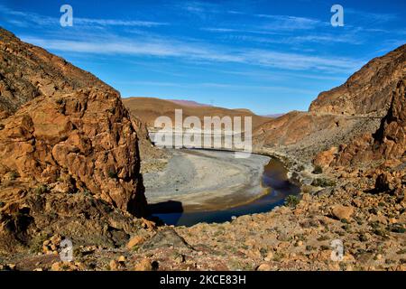 Die Ziz-Schluchten im Ziz-Tal des Hohen Atlas in Marokko, Afrika. Die Ziz Gorges sind eine Reihe von Schluchten in Marokko am oberen Lauf des Ziz Flusses. Seit Jahrhunderten sind die Schluchten Teil einer traditionellen Karawanenhandelsroute zwischen den Siedlungen der nördlichen Sahara. Im 1.. Jahrhundert durchkreuzte der römische General Gaius Suetonius Paulinus sie, während er Truppen über das Atlasgebirge führte. (Foto von Creative Touch Imaging Ltd./NurPhoto) Stockfoto