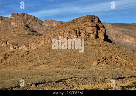 Landschaft rund um die Ziz-Schluchten im Ziz-Tal des Hohen Atlas in Marokko, Afrika. Die Ziz Gorges sind eine Reihe von Schluchten in Marokko am oberen Lauf des Ziz Flusses. Seit Jahrhunderten sind die Schluchten Teil einer traditionellen Karawanenhandelsroute zwischen den Siedlungen der nördlichen Sahara. Im 1.. Jahrhundert durchkreuzte der römische General Gaius Suetonius Paulinus sie, während er Truppen über das Atlasgebirge führte. (Foto von Creative Touch Imaging Ltd./NurPhoto) Stockfoto