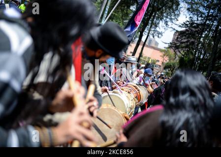 Die Ureinwohner des Misak-Volkes, nachdem sie die Statue von Gonzalo Jiménez de Quesada als Widerstandsaktion mitten im Nationalstreik zerstört hatten, führten am 7. Mai 2021 einen friedlichen marsch nördlich der Stadt in Bogota, Kolumbien, durch. (Foto von Vannessa Jimenez G/NurPhoto) Stockfoto