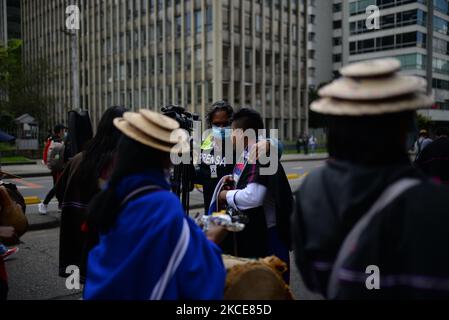 Die Ureinwohner des Misak-Volkes, nachdem sie die Statue von Gonzalo Jiménez de Quesada als Widerstandsaktion mitten im Nationalstreik zerstört hatten, führten am 7. Mai 2021 einen friedlichen marsch nördlich der Stadt in Bogota, Kolumbien, durch. (Foto von Vannessa Jimenez G/NurPhoto) Stockfoto