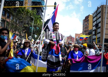 Die Ureinwohner des Misak-Volkes, nachdem sie die Statue von Gonzalo Jiménez de Quesada als Widerstandsaktion mitten im Nationalstreik zerstört hatten, führten am 7. Mai 2021 einen friedlichen marsch nördlich der Stadt in Bogota, Kolumbien, durch. (Foto von Vannessa Jimenez G/NurPhoto) Stockfoto