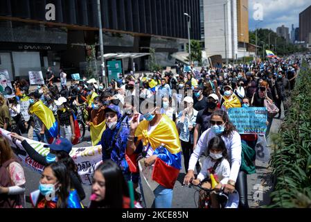 Die Ureinwohner des Misak-Volkes, nachdem sie die Statue von Gonzalo Jiménez de Quesada als Widerstandsaktion mitten im Nationalstreik zerstört hatten, führten am 7. Mai 2021 einen friedlichen marsch nördlich der Stadt in Bogota, Kolumbien, durch. (Foto von Vannessa Jimenez G/NurPhoto) Stockfoto