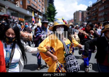 Die Ureinwohner des Misak-Volkes, nachdem sie die Statue von Gonzalo Jiménez de Quesada als Widerstandsaktion mitten im Nationalstreik zerstört hatten, führten am 7. Mai 2021 einen friedlichen marsch nördlich der Stadt in Bogota, Kolumbien, durch. (Foto von Vannessa Jimenez G/NurPhoto) Stockfoto