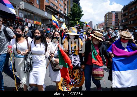 Die Ureinwohner des Misak-Volkes, nachdem sie die Statue von Gonzalo Jiménez de Quesada als Widerstandsaktion mitten im Nationalstreik zerstört hatten, führten am 7. Mai 2021 einen friedlichen marsch nördlich der Stadt in Bogota, Kolumbien, durch. (Foto von Vannessa Jimenez G/NurPhoto) Stockfoto