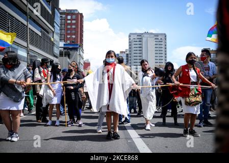 Die Ureinwohner des Misak-Volkes, nachdem sie die Statue von Gonzalo Jiménez de Quesada als Widerstandsaktion mitten im Nationalstreik zerstört hatten, führten am 7. Mai 2021 einen friedlichen marsch nördlich der Stadt in Bogota, Kolumbien, durch. (Foto von Vannessa Jimenez G/NurPhoto) Stockfoto