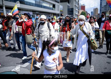 Die Ureinwohner des Misak-Volkes, nachdem sie die Statue von Gonzalo Jiménez de Quesada als Widerstandsaktion mitten im Nationalstreik zerstört hatten, führten am 7. Mai 2021 einen friedlichen marsch nördlich der Stadt in Bogota, Kolumbien, durch. (Foto von Vannessa Jimenez G/NurPhoto) Stockfoto