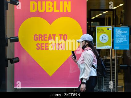 Ein Poster mit dem Titel „Dublin - Great to See You“, das am Eingang des Penneys-Geschäfts in der Henry Street im Stadtzentrum von Dublin zu sehen ist. Am Sonntag, den 9. Mai 2021, in Dublin, Irland. (Foto von Artur Widak/NurPhoto) Stockfoto