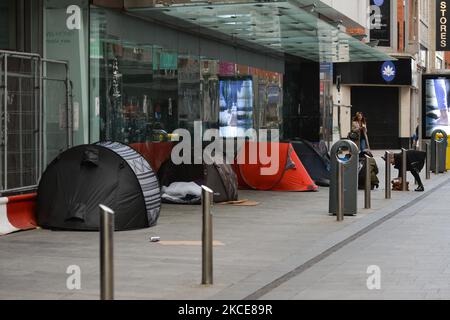 Ein Blick auf die Zelte eines rauen Schläfers vor einem geschlossenen Laden in der Henry Street im Stadtzentrum von Dublin während der letzten Tage der COVID-19-Sperre auf Ebene fünf. Am Sonntag, den 9. Mai 2021, in Dublin, Irland. (Foto von Artur Widak/NurPhoto) Stockfoto