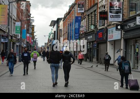 Eine allgemeine Ansicht der Dubliner Henry Street während der letzten Tage der COVID-19-Sperre der Stufe 5. Am Sonntag, den 9. Mai 2021, in Dublin, Irland. (Foto von Artur Widak/NurPhoto) Stockfoto