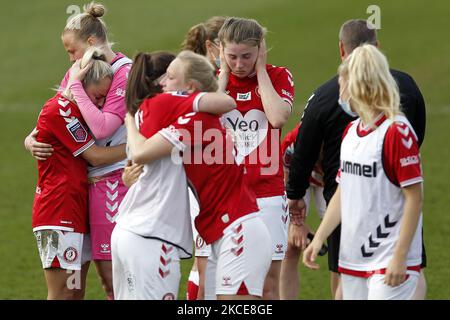 Faye Bryson von Bristol City Women wird am 09.. Mai 2021 im People's Pension Stadium in Crawley, England, während des Barclays FA Women Super League-Spiels zwischen Brighton und Hove Albion Women und Bristol City getröstet (Foto by Action Foto Sport/NurPhoto) Stockfoto