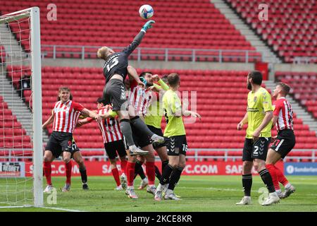 Jonathan Mitchell von Northampton Town schlägt beim Sky Bet League 1-Spiel zwischen Sunderland und Northampton Town am 9.. Mai 2021 im Stadium of Light, Sunderland, Großbritannien, eine klare Ecke. (Foto von Mark Fletcher/MI News/NurPhoto) Stockfoto