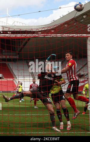 Jonathan Mitchell von Northampton Town schlägt den Ball unter dem Druck von Charlie Wyke von Sunderland während des Spiels der Sky Bet League 1 zwischen Sunderland und Northampton Town am 9.. Mai 2021 im Stadium of Light, Sunderland, Großbritannien, über die Stange. (Foto von Mark Fletcher/MI News/NurPhoto) Stockfoto