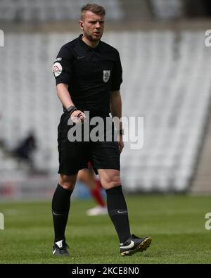 Schiedsrichter Sam Barrott während des Spiels der Sky Bet League 1 zwischen Sunderland und Northampton Town im Stadium of Light, Sunderland, Großbritannien, am 9.. Mai 2021. (Foto von Mark Fletcher/MI News/NurPhoto) Stockfoto