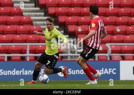 Sam Hoskins von Northampton Town und Luke O'Nien von Sunderland während des Sky Bet League 1-Spiels zwischen Sunderland und Northampton Town am 9.. Mai 2021 im Stadium of Light, Sunderland, Großbritannien. (Foto von Mark Fletcher/MI News/NurPhoto) Stockfoto