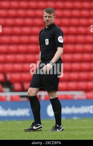 Schiedsrichter Sam Barrott während des Spiels der Sky Bet League 1 zwischen Sunderland und Northampton Town im Stadium of Light, Sunderland, Großbritannien, am 9.. Mai 2021. (Foto von Mark Fletcher/MI News/NurPhoto) Stockfoto