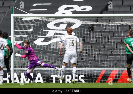 Milton Keynes Dons-Torwart Andy Fisher wird von Rochdales Freistoß Aaron Morley geschlagen, um in der zweiten Hälfte des Sky Bet League One-Spiels zwischen MK Dons und Rochdale am 9.. Mai 2021 im Stadium MK, Milton Keynes, Großbritannien, 1-0 zu Rochdale zu gelangen. (Foto von John Cripps/MI News/NurPhoto) Stockfoto