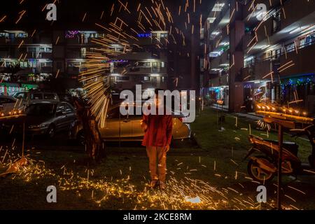 Ein Malaysischer schwingt ein selbstgemachtes Wunderkerzen-Feuerwerk vor den Eid al-Fitr-Feierlichkeiten, dem religiösen Fest, das das Ende des Fastenmonats Ramadan markiert, inmitten der anhaltenden Coronavirus-Pandemie COVID-19 in Kuala Lumpur am 9. Mai 2021. (Foto von Mohd Firdaus/NurPhoto) Stockfoto