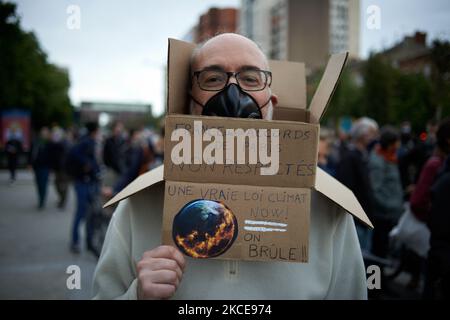 Ein Mann hat einen Karton um ihn gelegt, in dem es stand: "Frankreich (LREM) Paris Abkommen über das Klima nicht respektiert, ein echtes Klimagesetz jetzt!". Zum 2.. Mal gingen Bürger, NGOs und Verbände auf die Straße, um gegen das geplante Gesetz „Klima und Widerstandsfähigkeit“ der Regierung Macron zu protestieren. Die Demonstranten fordern ein "echtes Klimagesetz". Der französische Präsident Macron organisierte eine Bürgerkonvention zum Klimawandel (CCC) mit seinem Versprechen, dass ihre Schlussfolgerungen ohne „Filter“ an die französische Nationalversammlung übermittelt würden. Macron hielt seine Worte jedoch nicht und spielte bei einigen Propositionen und schließlich bei der Rechnung Witze Stockfoto