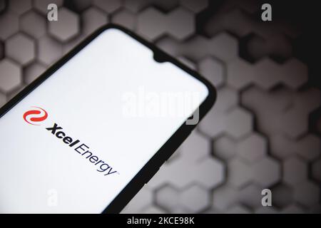 In dieser Fototafel ist ein Xcel Energy Logo zu sehen, das am 9. Mai 2021 in Athen, Griechenland, auf einem Smartphone-Bildschirm mit einem Computertapete im Hintergrund angezeigt wird. (Fotoillustration von Nikolas Kokovlis/NurPhoto) Stockfoto