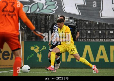 Fußballspiel zwischen PAOK und Aris zum Play-off der Super League Greece im Toumba-Stadion, Thessaloniki, Griechenland am 10. Mai 2021. Derby von Thessaloniki 'el classico' zwischen den beiden lokalen rivalisierenden Fußballvereinen. Sportstadien in Griechenland sind aufgrund der strengen Beschränkungen für die Coronavirus-Pandemie Covid-19 leer, was Fans in den Veranstaltungsorten untersagt, was zu Spielen mit geschlossenen Türen führt. (Foto von Nicolas Economou/NurPhoto) Stockfoto