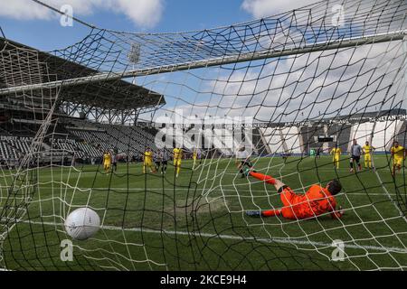 Fußballspiel zwischen PAOK und Aris zum Play-off der Super League Greece im Toumba-Stadion, Thessaloniki, Griechenland am 10. Mai 2021. Derby von Thessaloniki 'el classico' zwischen den beiden lokalen rivalisierenden Fußballvereinen. Sportstadien in Griechenland sind aufgrund der strengen Beschränkungen für die Coronavirus-Pandemie Covid-19 leer, was Fans in den Veranstaltungsorten untersagt, was zu Spielen mit geschlossenen Türen führt. (Foto von Nicolas Economou/NurPhoto) Stockfoto