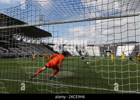 Fußballspiel zwischen PAOK und Aris zum Play-off der Super League Greece im Toumba-Stadion, Thessaloniki, Griechenland am 10. Mai 2021. Derby von Thessaloniki 'el classico' zwischen den beiden lokalen rivalisierenden Fußballvereinen. Sportstadien in Griechenland sind aufgrund der strengen Beschränkungen für die Coronavirus-Pandemie Covid-19 leer, was Fans in den Veranstaltungsorten untersagt, was zu Spielen mit geschlossenen Türen führt. (Foto von Nicolas Economou/NurPhoto) Stockfoto