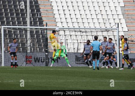 Fußballspiel zwischen PAOK und Aris zum Play-off der Super League Greece im Toumba-Stadion, Thessaloniki, Griechenland am 10. Mai 2021. Derby von Thessaloniki 'el classico' zwischen den beiden lokalen rivalisierenden Fußballvereinen. Sportstadien in Griechenland sind aufgrund der strengen Beschränkungen für die Coronavirus-Pandemie Covid-19 leer, was Fans in den Veranstaltungsorten untersagt, was zu Spielen mit geschlossenen Türen führt. (Foto von Nicolas Economou/NurPhoto) Stockfoto