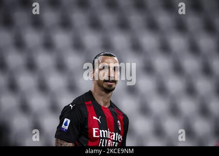 Der Mailänder Stürmer Zlatan Ibrahimovic (11) blickt während des Fußballspiels Nr.35 JUVENTUS - MAILAND am 09. Mai 2021 im Allianz-Stadion in Turin, Piemont, Italien, auf. Endergebnis: Juventus-Milan 0-3. Sportstadien in ganz Italien unterliegen aufgrund der Coronavirus-Pandemie weiterhin strengen Beschränkungen, da staatliche Gesetze zur sozialen Distanzierung Fans innerhalb von Veranstaltungsorten verbieten, was dazu führt, dass Spiele hinter verschlossenen Türen gespielt werden. (Foto von Matteo Bottanelli/NurPhoto) Stockfoto