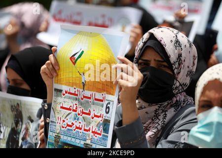 Palästinensische Demonstranten singen am 10. Mai 2021 bei einer Demonstration in Gaza-Stadt Anti-Israel-Slogans aus Solidarität mit anderen Palästinensern in Jerusalem. (Foto von Majdi Fathi/NurPhoto) Stockfoto