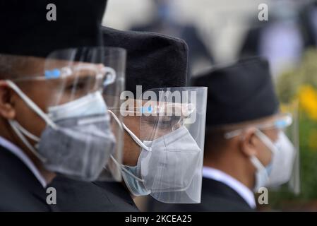 Mitarbeiter des Bundesparlaments sowie Gesichtsmaske und Schildschutz rund um das bundestagsgebäude, während Premierminister KP Sharma Oli eintreffen wird, um am Montag, den 10. Mai 2021, ein Vertrauensvotum von Präsident Bidya Devi Bhandari im Bundestag in Kathmandu, Nepal, einzuholen. (Foto von Narayan Maharjan/NurPhoto) Stockfoto