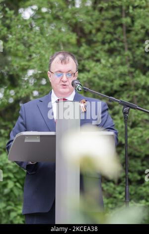 Der Generalkonsul der Russischen Föderation Andrei Sharashkin spricht am 10. Mai 2021 anlässlich des 76.. Jahrestages der Befreiung auf dem Gedenkfriedhof am Maschsee in Hannover. Die Versammlung fand anlässlich der Kapitulation des Nazi-Deutschlands am 08. Mai 1945 statt. In stiller Erinnerung wurden den Opfern der nationalsozialistischen Diktatur gedacht und ein starkes Zeichen gegen rechtsgerichteten Radikalismus und Rassismus gesetzt. (Foto von Peter Niedung/NurPhoto) Stockfoto