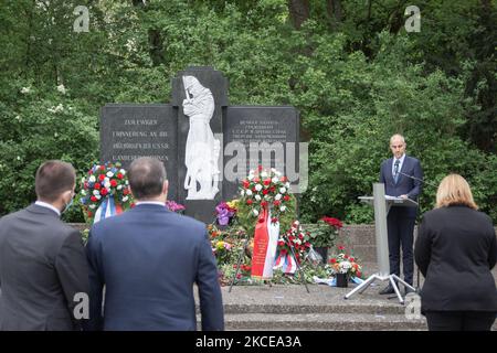 Der Oberbürgermeister von Hannover, BELIT Onay, spricht am 10. Mai 2021 auf dem Gedenkfriedhof am Maschsee in Hannover zum Gedenken an den 76.. Jahrestag der Befreiung. Die Versammlung fand anlässlich der Kapitulation des Nazi-Deutschlands am 08. Mai 1945 statt. In stiller Erinnerung wurden den Opfern der nationalsozialistischen Diktatur gedacht und ein starkes Zeichen gegen rechtsgerichteten Radikalismus und Rassismus gesetzt. (Foto von Peter Niedung/NurPhoto) Stockfoto