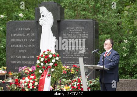 Der Generalkonsul der Russischen Föderation Andrei Sharashkin spricht am 10. Mai 2021 anlässlich des 76.. Jahrestages der Befreiung auf dem Gedenkfriedhof am Maschsee in Hannover. Die Versammlung fand anlässlich der Kapitulation des Nazi-Deutschlands am 08. Mai 1945 statt. In stiller Erinnerung wurden den Opfern der nationalsozialistischen Diktatur gedacht und ein starkes Zeichen gegen rechtsgerichteten Radikalismus und Rassismus gesetzt. (Foto von Peter Niedung/NurPhoto) Stockfoto