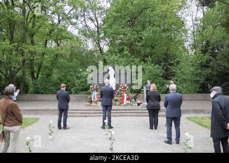 Der Generalkonsul der Russischen Föderation Andrei Sharashkin spricht am 10. Mai 2021 anlässlich des 76.. Jahrestages der Befreiung auf dem Gedenkfriedhof am Maschsee in Hannover. Die Versammlung fand anlässlich der Kapitulation des Nazi-Deutschlands am 08. Mai 1945 statt. In stiller Erinnerung wurden den Opfern der nationalsozialistischen Diktatur gedacht und ein starkes Zeichen gegen rechtsgerichteten Radikalismus und Rassismus gesetzt. (Foto von Peter Niedung/NurPhoto) Stockfoto