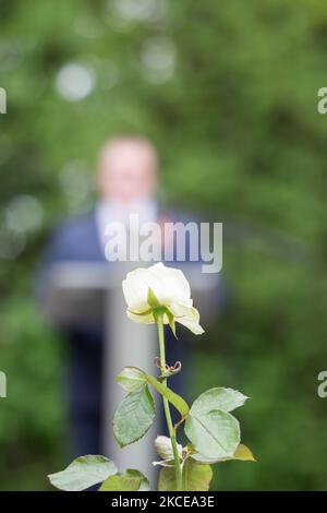 Der Generalkonsul der Russischen Föderation Andrei Sharashkin spricht am 10. Mai 2021 anlässlich des 76.. Jahrestages der Befreiung auf dem Gedenkfriedhof am Maschsee in Hannover. Die Versammlung fand anlässlich der Kapitulation des Nazi-Deutschlands am 08. Mai 1945 statt. In stiller Erinnerung wurden den Opfern der nationalsozialistischen Diktatur gedacht und ein starkes Zeichen gegen rechtsgerichteten Radikalismus und Rassismus gesetzt. (Foto von Peter Niedung/NurPhoto) Stockfoto